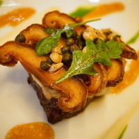 ガストロノミー ジョエル・ロブション - 牛フィレ肉　グリルしてからスモークしたラクレットと大椎茸をのせ焼き上げ　ケイパーとセップオイルをアクセントに