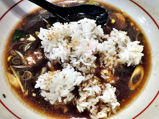Ramentaiatari - 「鯛しょうゆ・チャーシュー（大盛）」のスープに ご飯投入！
