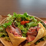 LaLa cafe - 三角油揚げのローストビーフ肉肉サンド