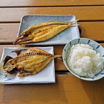 杉国商店 - あじ(中)、かます、ごはん(大)。