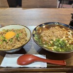 つきしろそば - 料理写真:プルドポークのせご飯・唐人そば