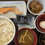 すき家 - 料理写真:『牛焼鮭たまかけ朝食(ごはん並盛)』(税込み690円)