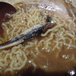 烈志笑魚油 麺香房 三く - ラーメンの中の煮干し