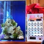 カレーの南海 - 券売機の横には熱帯魚の水槽