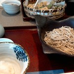 手打そば たつ実 - 辛味大根そばと山菜天そば