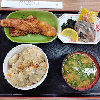 おわせ魚食堂 - 料理写真:魚ご飯・大、魚味噌汁、ブリハラミ、いわし酢味噌。