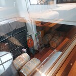 島之内フジマル醸造所 - 室内窓から階下をのぞむ