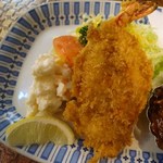 レストラン 西洋軒 - エビフライとサラダ