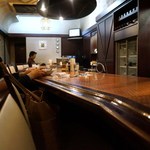 １階の席はカウンター席のみです。