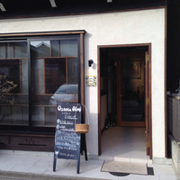 Osteria OLMO - 私は窓際に着席しましたが、観光客がこの窓から、覗いていくんですよね、何組も何組も。すりガラスか何か死角にしてくれたら…(；＾ω＾)