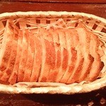 今日はパンを薄くスライスして提供されました