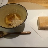 アニエルドール - 一皿目、フォアグラと柿と燻りがっこの最中、栗と焙じ茶。