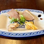 中国菜 智林 - 前菜四種盛り合わせ
            左上：豚の叉焼
            右上：鴨の叉焼
            左下：菊芋の甘酢漬け
            右下：筍の辣油漬け