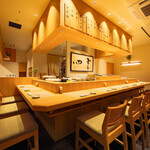 鮨 広島 あじろや - 高級感のある店構えながらも、開放的でくつろげる空間
