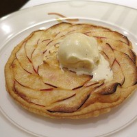 レストラン アラジン - リンゴの薄焼きタルト バニラアイスクリーム添え