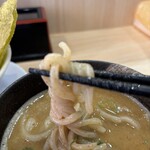 鶏そば 唆る - つけ汁に漬けてからの麺リフト