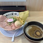 鶏そば 唆る - あごだし鶏白湯つけ麺全部のせ(1,450円)の全景