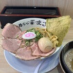 鶏そば 唆る - あごだし鶏白湯つけ麺全部のせ(1,450円)の麺とトッピング