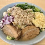 ラーメン スタミナパンチ - 並ラーメン（1,000円）＋ぶた増し1枚（100円）＋生にら（50円）＋うずら（100円）＋九条ねぎ（100円）、にんにくマシ
