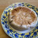 スモモ - 料理写真:カマンベールくるみ１５１円。  香ばしいくるみを含んだ生地でカマンベールチーズを包んであります。