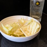 大衆やきとり酒場 極楽鳥 - お通しキャベツ