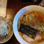 麺 晴天 - 醤油らぁめんと白タレねぎチャーシュー丼