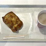 リトルマーメイド - 料理写真:Wチーズのくるみ塩パン・カフェオレ