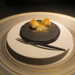 エクアトゥール - アミューズ1：チーズ入り焼き百合根饅頭と唐墨