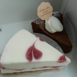 A cake shop - 苺のレアチーズケーキとガトーショコラ