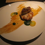 エクアトゥール - 魚料理：鮟鱇とフォアグラ・ロティ、フォンドヴォー・コンサントレと春菊、生姜2