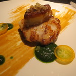 エクアトゥール - 魚料理：鮟鱇とフォアグラ・ロティ、フォンドヴォー・コンサントレと春菊、生姜1