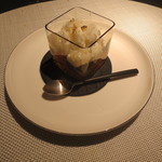 エクアトゥール - デザート1：ミントとローズでマリネしたパンプルムーズとカルダモン風味のショコラ・ブラ
      ン、ライチのグラニテ