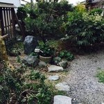 さかな工房 - 入口左側のお庭