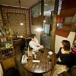 アジアンスープカリー べす - コチラのお席でいただきました。