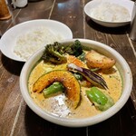 アジアンスープカリー べす - チキン野菜カリーのナリアルスープ