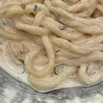 山下本気うどん - 桜舞う白い明太チーズクリームうどん