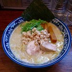 中華そば 旋 - トップページのお店の画面は夜の画面ですが、とある初夏の日中に旋に再来訪し
今回は期間限定の濃厚鶏そば750円を頂きました。