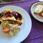 オルフェウス - スパウスの頼んだサーモンのピカタ700円とパン（ガーリックオイル付き）150円