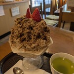 秀月堂 - 料理写真:チョコいちごみるく　レギュラーサイズ（1200円税込）チョコソースがだくだくですが、甘さは程よく、最後までパクパクいけちゃいます　底にいちごソースが潜んでいて、味変で美味しい　あんこの後味もあります