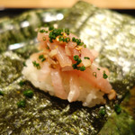 虎白 - 凌ぎ「もち米ブリ乗せ いぶりがっこちらしの海苔巻き」　2015年2月