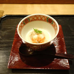 虎白 - 先付「炙り海老と海老芋煮の白味噌出汁掛け木の芽添え」　2015年2月