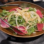 隠れ家個室 炭火鶏焼き 濃厚水炊き鍋 鶏まる - サラダ