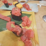 寿司の美登利 - マグロの軍艦。溢れてます。