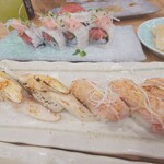 寿司の美登利 - 炙りサバと炙りトロ。炙りサバもなかなかです。