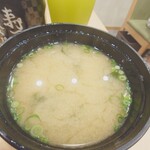 寿司の美登利 - わかめのお味噌汁、サービスでいただけます。有難いです。
      