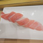 寿司の美登利 - 大トロ。すじはありますが、濃厚で柔らかです。