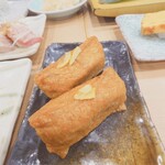 寿司の美登利 - いなり寿司も名物です。上に乗っているのはゆずです。