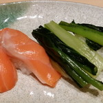 鮨処 銀座福助 本店 - サーモン（左）と江戸菜（右）のにぎり