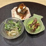 肉割烹 よし田 - 〈旬菜旬魚〉三種
①三方五湖の雷魚　南蛮漬け
②富山蛍鳥賊　菜の花の辛し和え
③まるで喫茶店みたいなフォアグラテリーヌ　ブリオッシュ　ナッツ　キャラメルヌガー　コーヒーゼリー　生クリーム