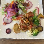 ジュリコ - 料理写真:国産鶏もも肉のソテーきのこたっぷりトマトソース